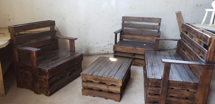 Internos fabricarán muebles para jardín reciclando pallets