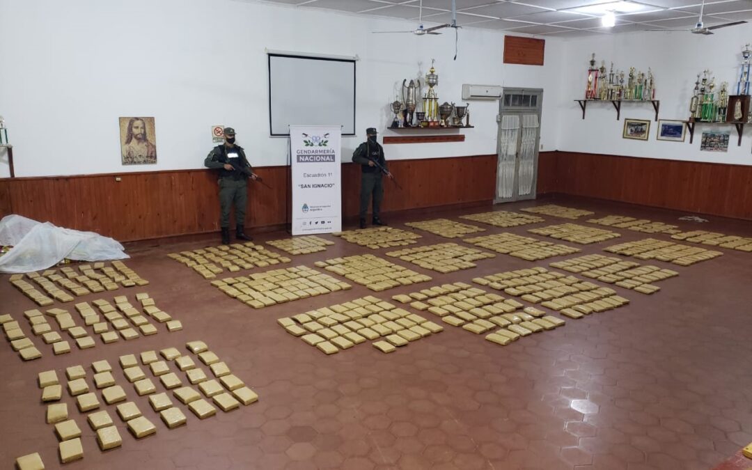 Abandonan camioneta con cargamento de 570 kilos de marihuana