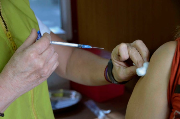 Vacunación COVID-19: comienzan las inscripciones para mayores de 40 con obesidad II y III