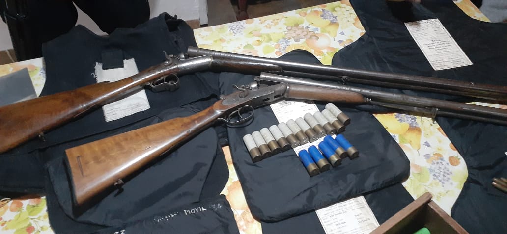 Detienen a dos personas con uniformes y frondoso prontuario policial