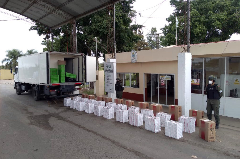 Gendarmes incautan 25.440 atados de cigarrillos de contrabando