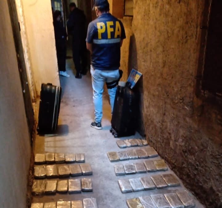 La PFA desarticuló una organización dedicada al tráfico de drogas y detuvo a 5 personas