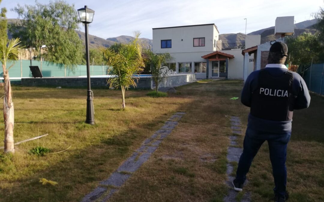 Allanan propiedades de uno de los detenidos por el caso de Abigail Carniel