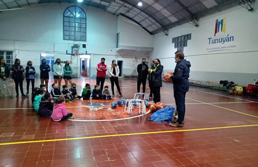 Realizaron entrega de elementos deportivos en Vista Flores