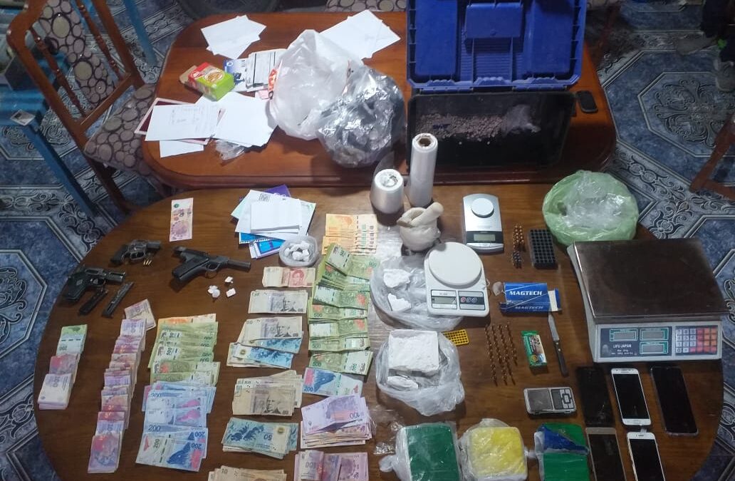 Un detenido, droga, armas  y una gran suma de dinero tras dos allanamientos