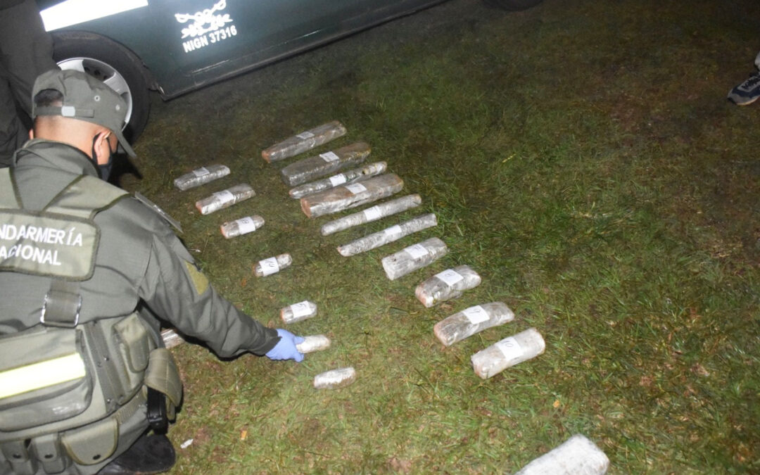 Circulaban con 13 kilos de marihuana ocultos en los zócalos y guardabarros de su auto