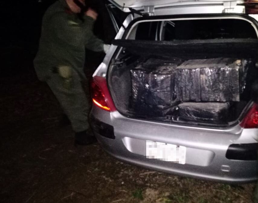 Abandonan un vehículo con 301 kilos de marihuana en su interior
