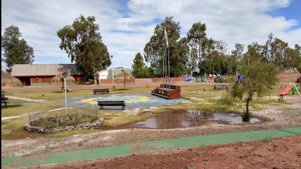 Dos obreros muertos y una docente con heridas graves tras una explosión en una escuela rural de Neuquén