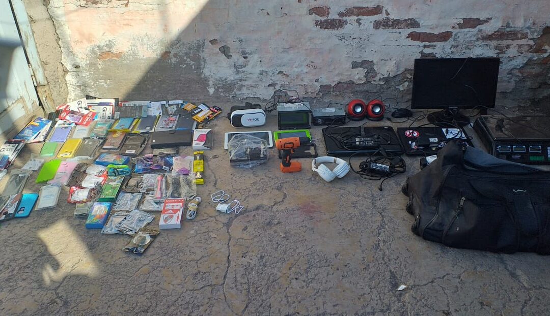 Dos ladrones fueron detenidos tras robar elementos de comercios