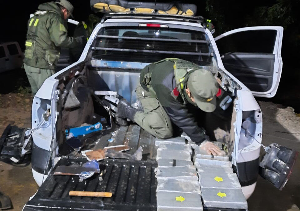 Gendarmería detuvo a una persona que llevaba 101 kilos de cocaína en su camioneta