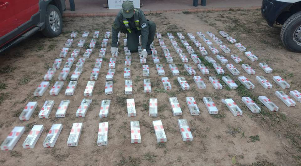 Trasladaban 1.130 paquetes de cigarrillos ilegales en un vehículo
