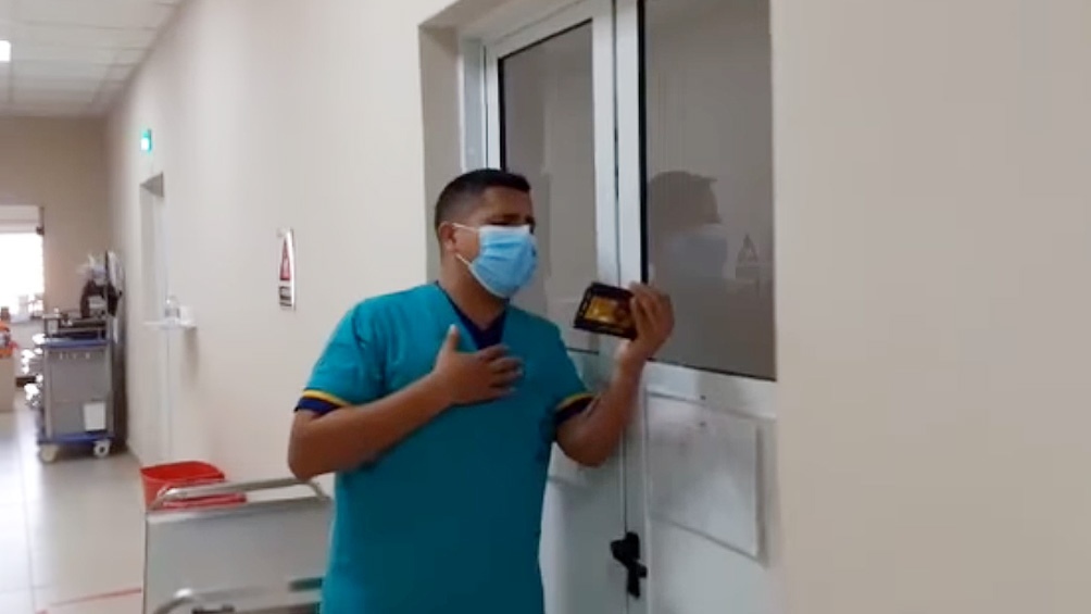 Un ambulanciero santiagueño le canta a los pacientes con coronavirus
