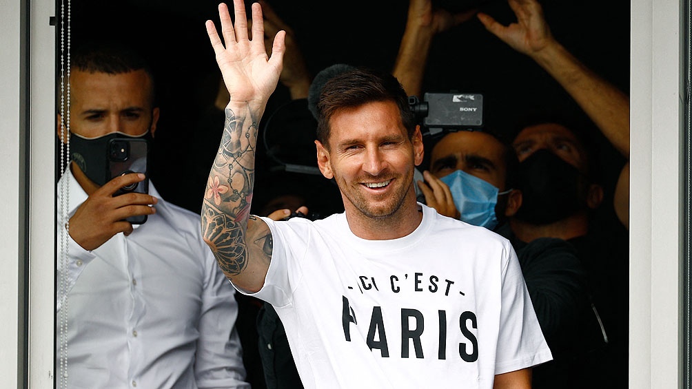 ¡Locura total! Messi llegó a París para firmar con el París Saint Germain