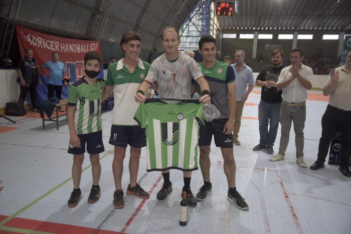 Mendoza homenajeó a dos gladiadores en el Argentino de Handball Mendoza 2021