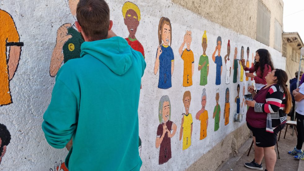 Jóvenes y niños pintaron murales en honor al Día de la Lengua de Señas
