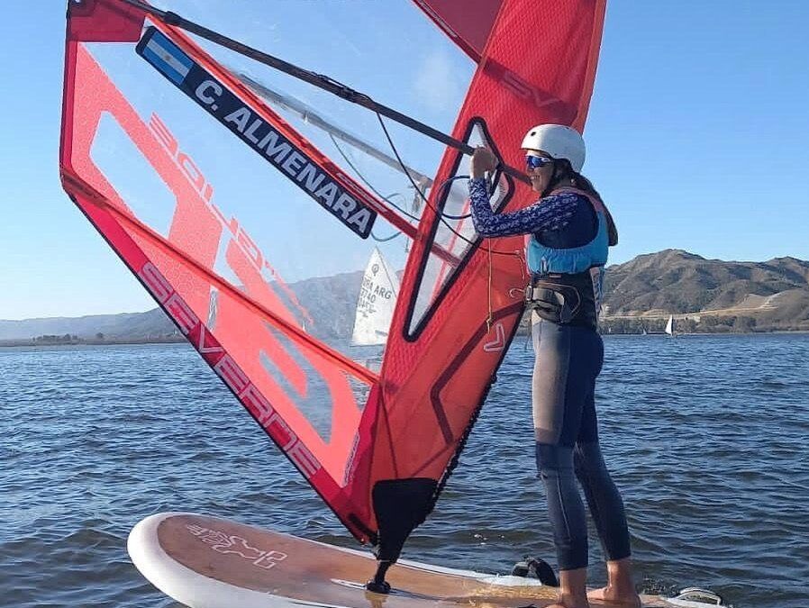 Windsurf: Constanza Almenara con su objetivo de “dejar siempre al país lo más alto posible”