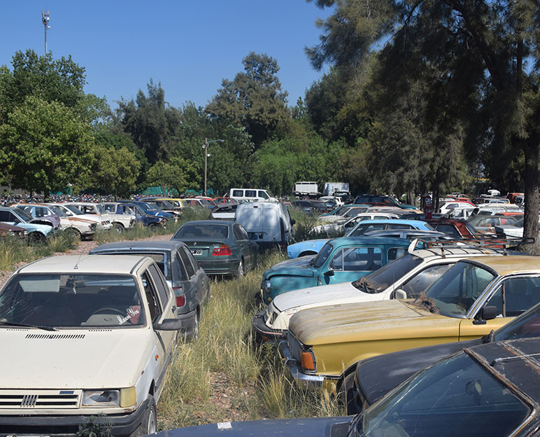 Buscan crear PROMECOM: un programa de desguace y compactación de vehículos secuestrados en Mendoza
