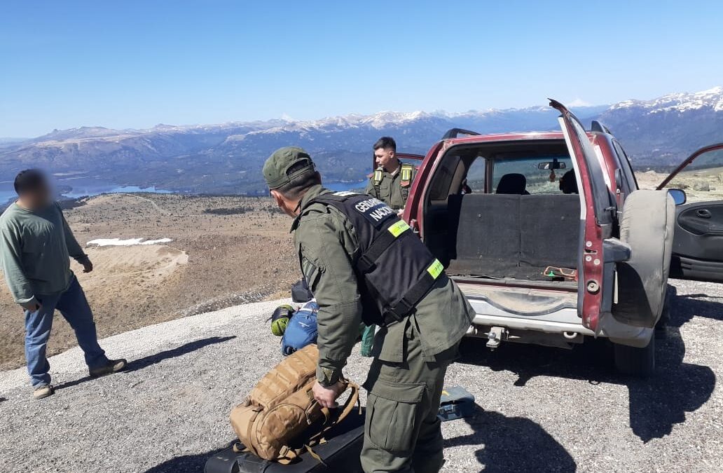 Intentaban pasar armamento en una camioneta por un paso fronterizo no autorizado y los detuvo la Gendarmería