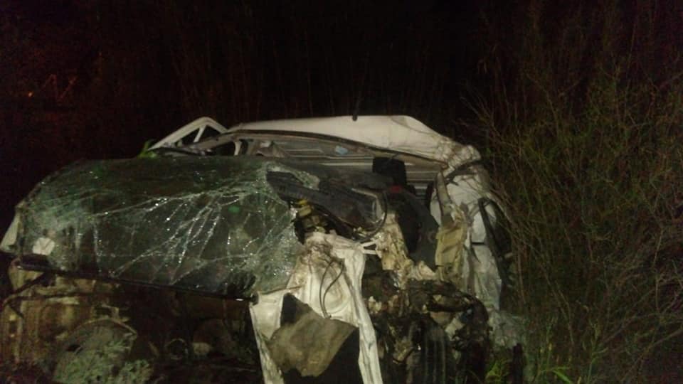 Un hombre fue acusado de abusar a su nieta y mientras huía de la familia murió al chocar contra un camión