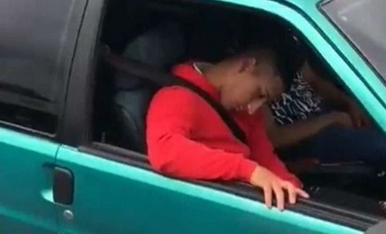 Policías borrachos se quedaron dormidos en la ruta
