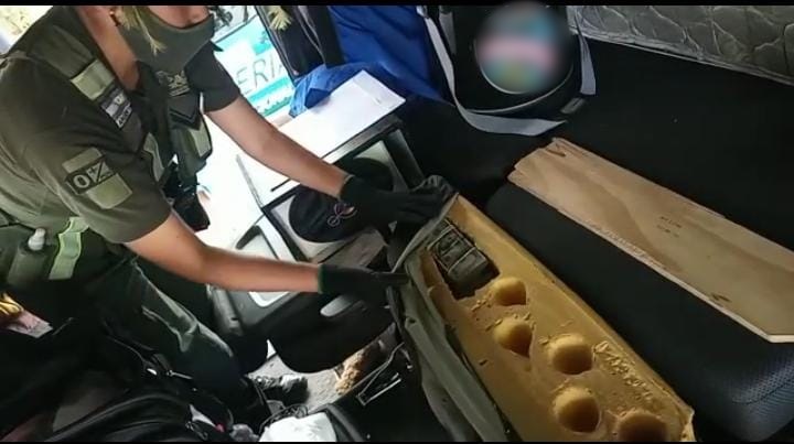Ocultaba más de 23.000 dólares en el respaldo de la cama de un camión