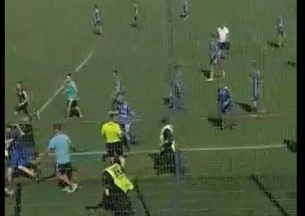 Jugadores de Godoy Cruz a las piñas con los árbitros en el Feliciano Gambarte