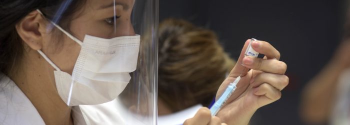 La campaña de vacunación contra la COVID-19 llega a las escuelas de verano