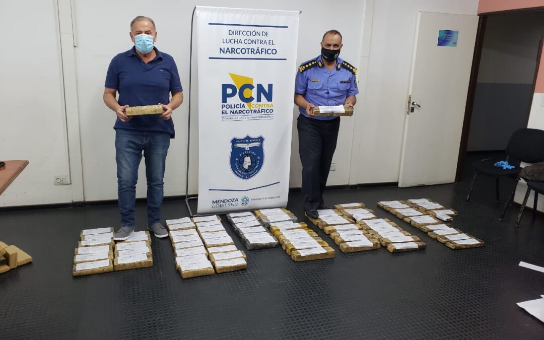 Tres hombres y una mujer quedaron detenidos tras tener 114 kilos de marihuana