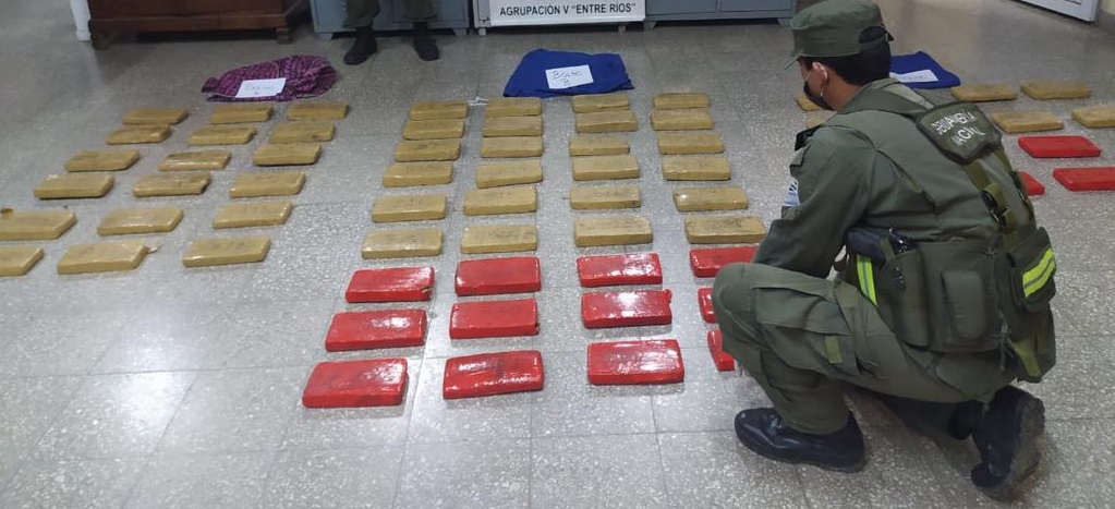 Intentan huir en un taxi con más de 69 kilos de marihuana