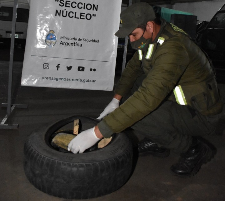 Circulaban con 30.000 dólares en una camioneta y más de cinco millones de pesos dentro de un neumático