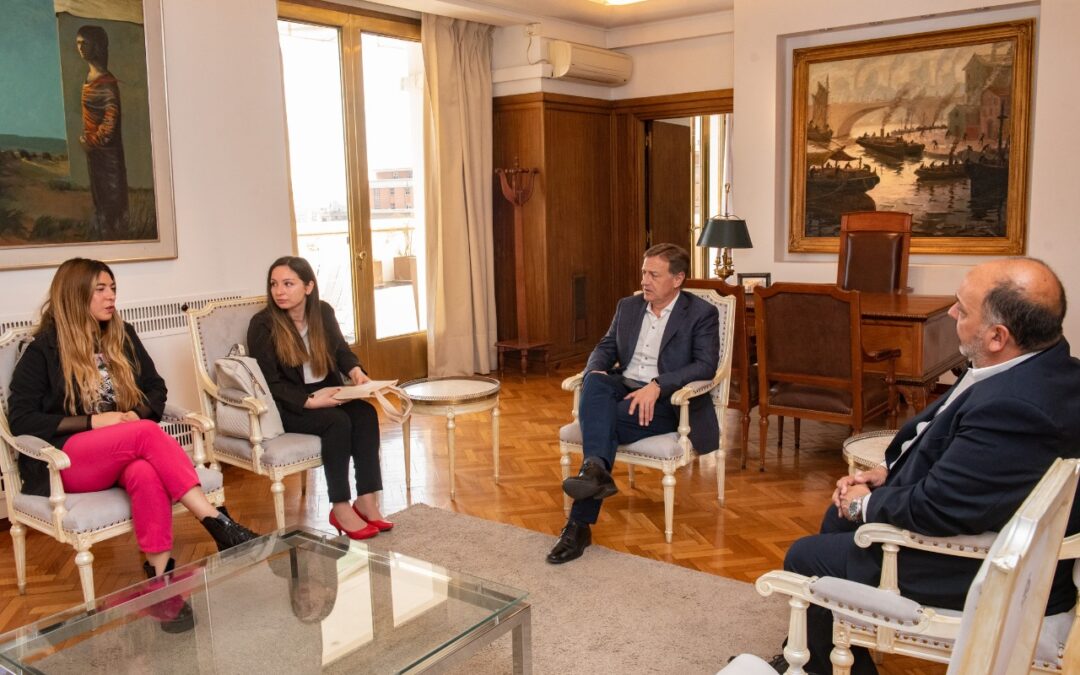 Suarez recibió a la joven empresaria mendocina que fue distinguida por la NASA