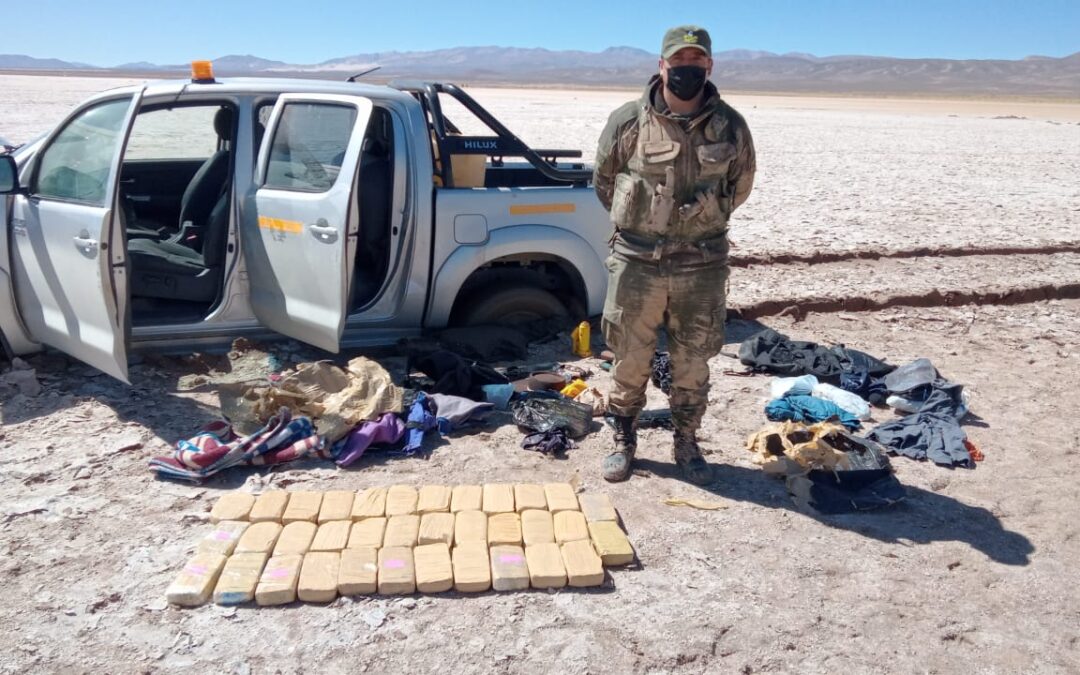 Quedaron atascados con su camioneta cuando huían con 36 kilos de cocaína
