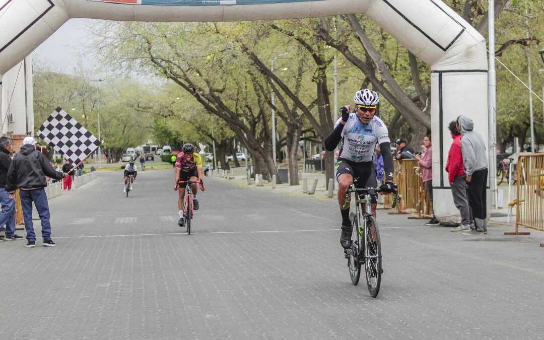 Alejandro Corvalán ganó en el Centro Cívico y el título se definirá en la última fecha