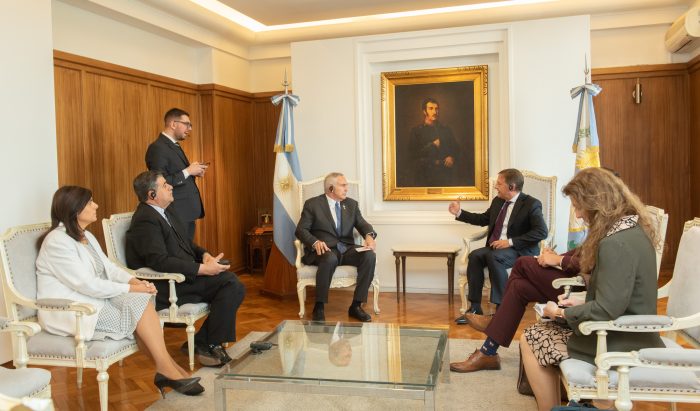 Con el fin de fortalecer vínculos bilaterales, Suarez recibió al embajador de EEUU