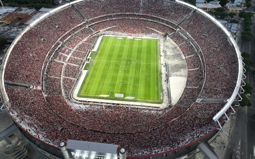El estadio Mâs Monumental recibe esta noche a los campeones