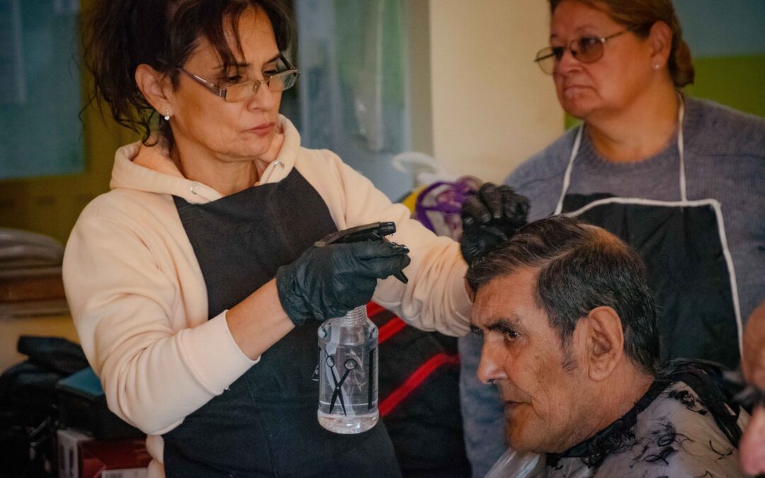 Mujeres del taller de peluquería municipal realizaron cortes de cabellos gratis en un hogar de ancianos