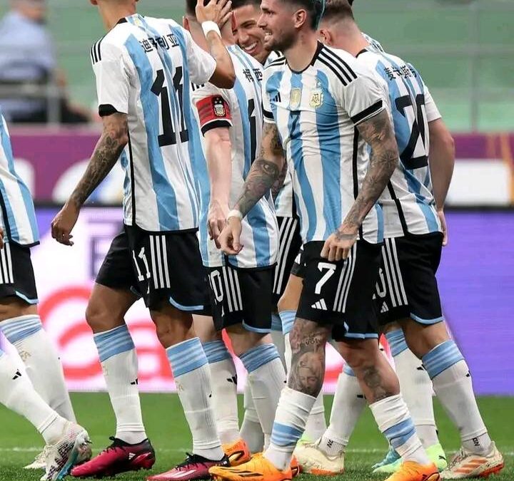 La Selección Argentina venció 2-0 a Australia con goles de Messi y Pezzella