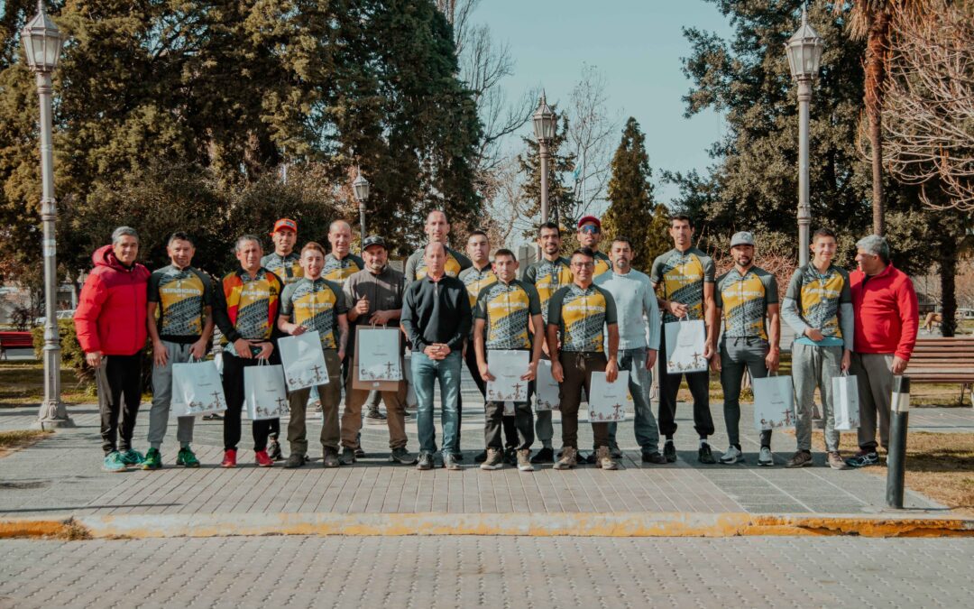 Entregan indumentaria a ciclista que competirán el Campeonato Federal de MTB