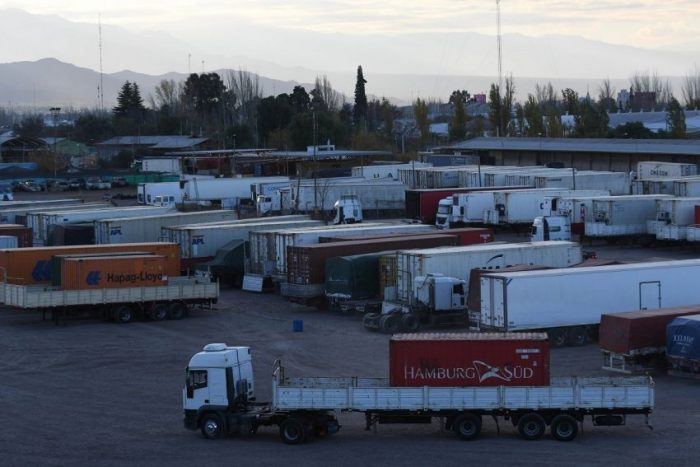 A través de rondas sanitarias, asisten a camioneros varados en Uspallata