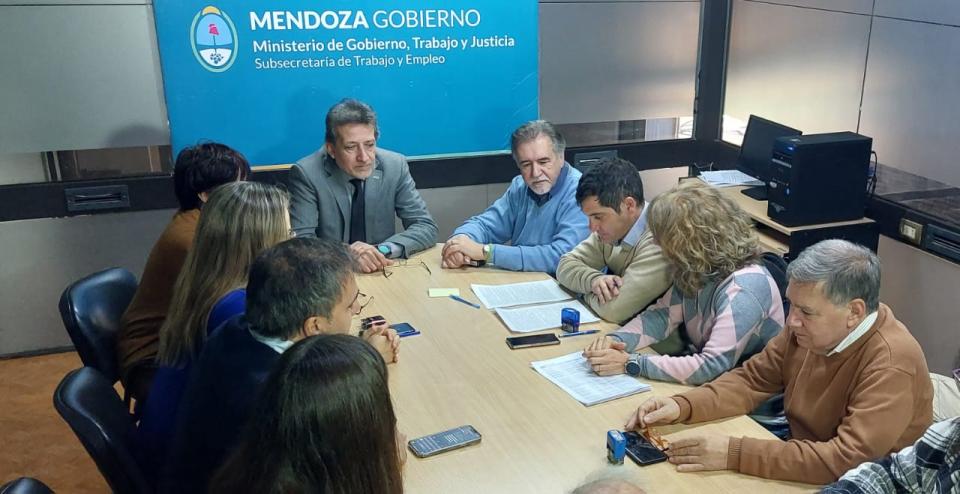 Este martes Ampros decidirá si acepta la propuesta del Gobierno