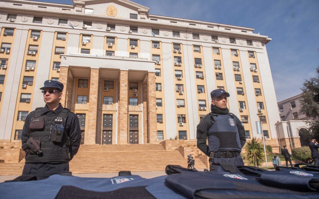 Nueva flota de patrulleros y chalecos para la fuerza policial