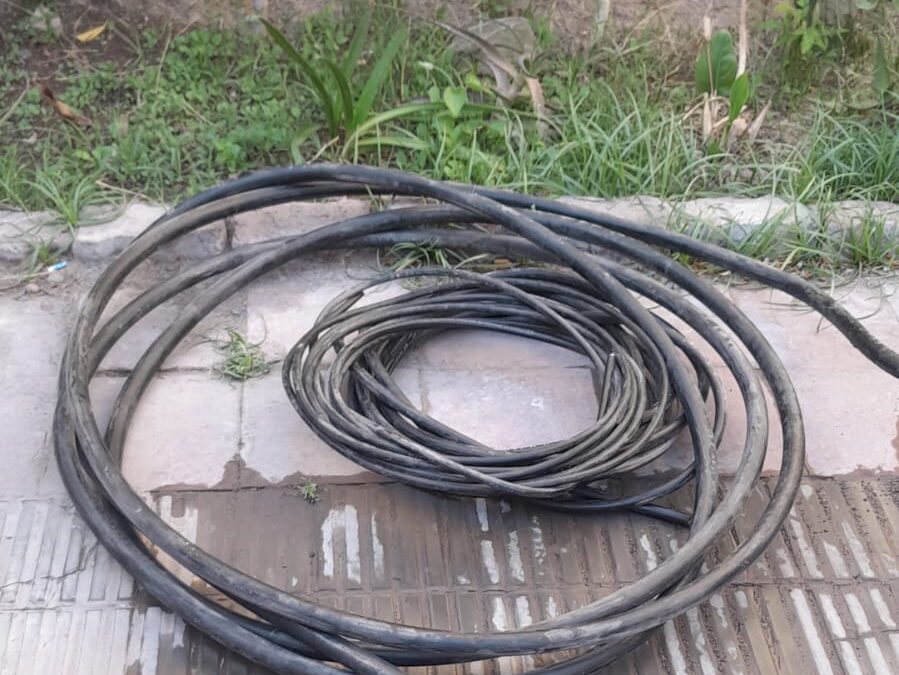 Tres personas terminaron detenidos tras estar robando cables