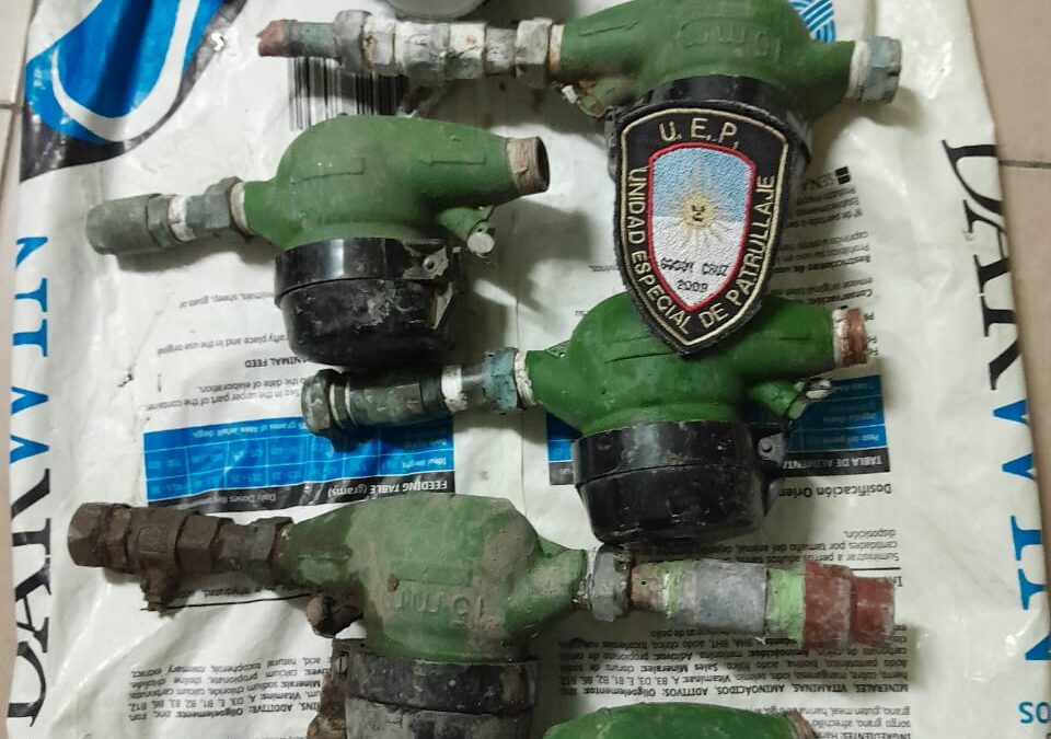 Detienen a ladrón que robaba medidores de agua en plena madrugada