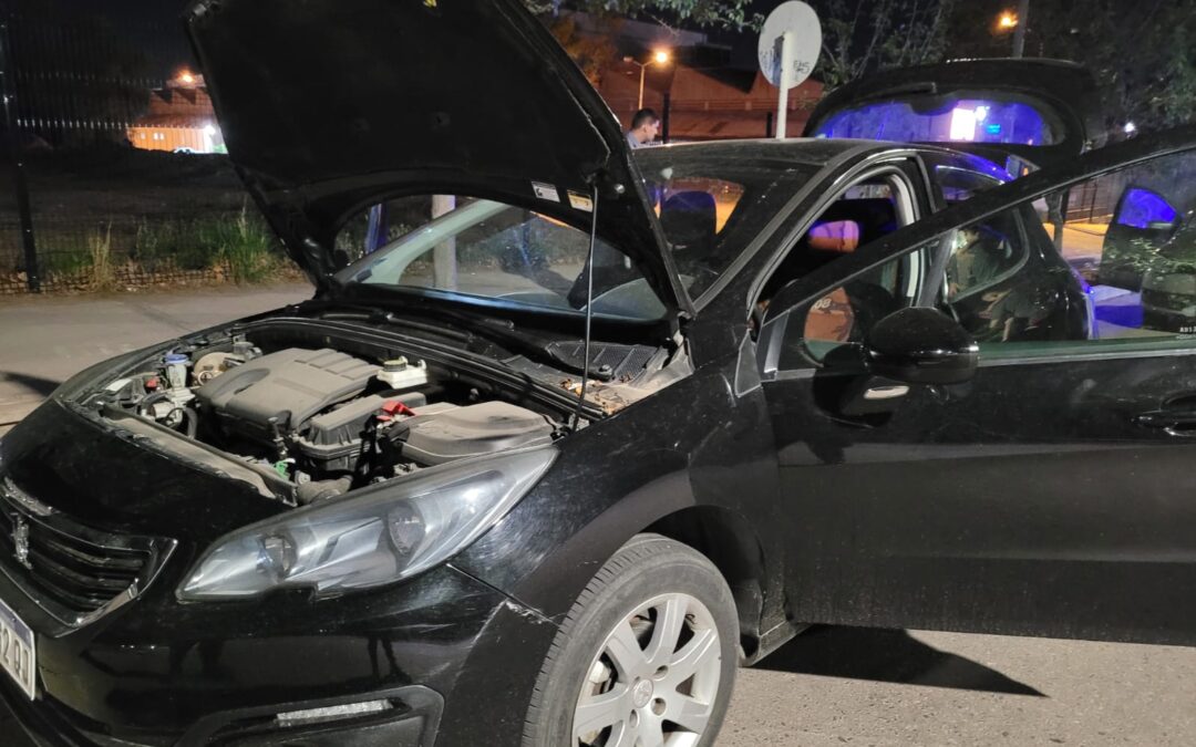 Robó, se subió a un taxi y el conductor lo llevó con la Policía