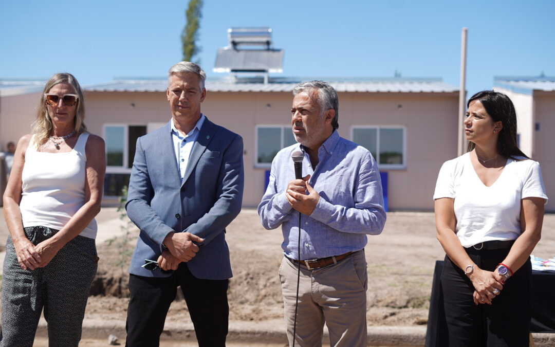 Cornejo entregó viviendas en General Alvear y remarcó la importancia de contar con financiamiento