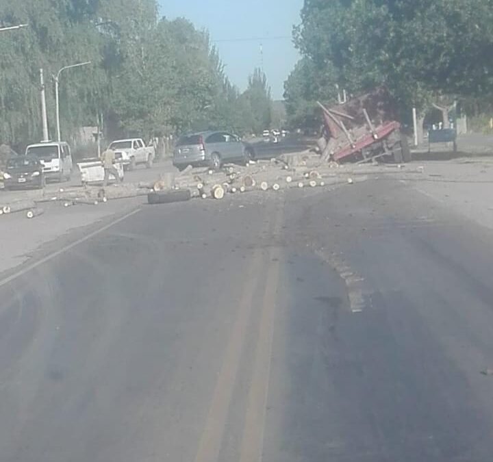 Tunuyán: se le cayó la carga tras sufrir un desperfecto mecánico