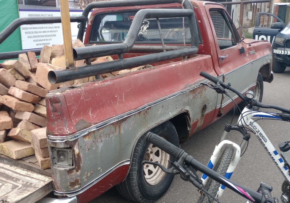 La Policía detuvo a cuatro personas por sustraer ladrillos de una obra en construcción
