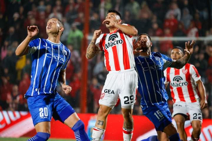 El Tomba ganó en Córdoba y es puntero invicto