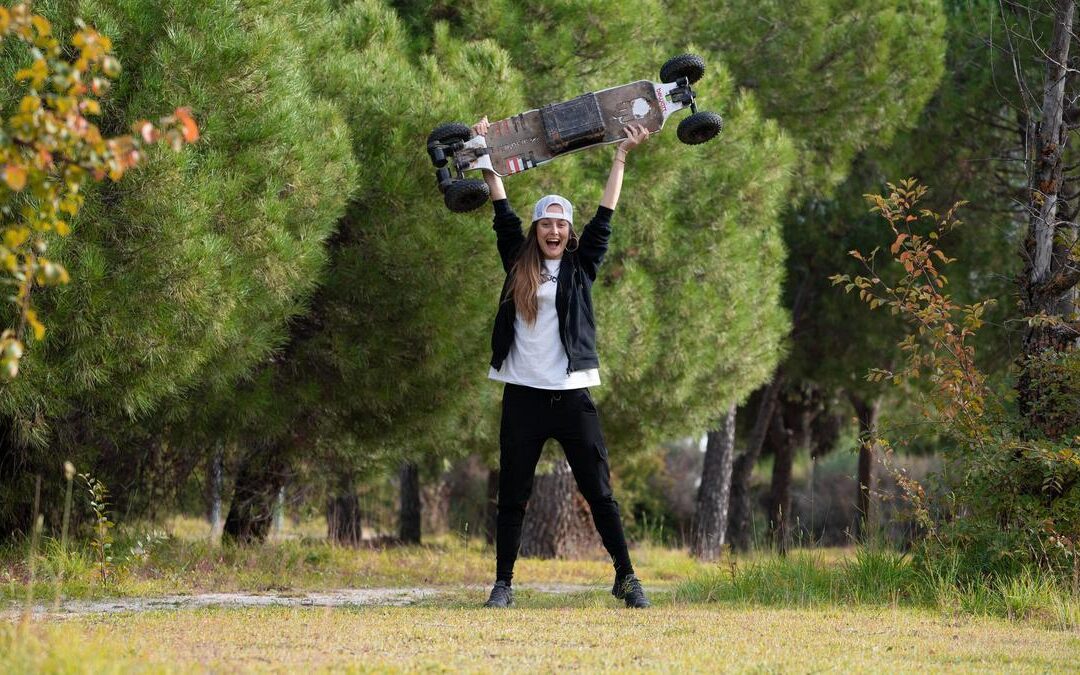 Una reconocida influencer recorrerá Mendoza en su skateboard