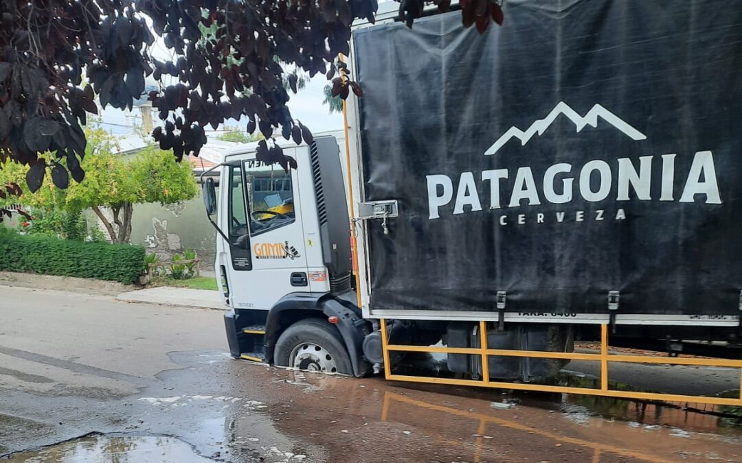 Un camión terminó enterrado en una calle de un barrio de Vista Flores